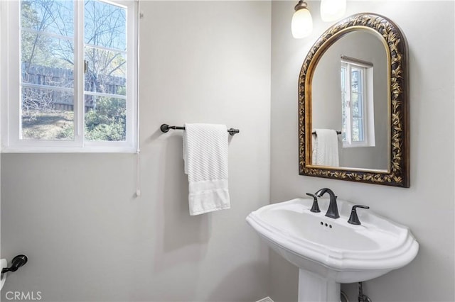 bathroom featuring a sink