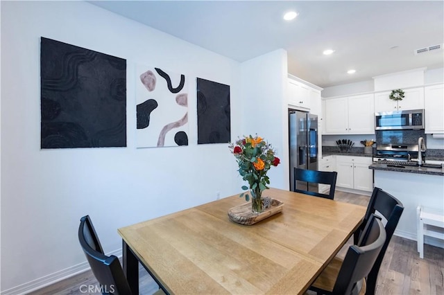 dining room featuring recessed lighting, visible vents, baseboards, and light wood-style flooring