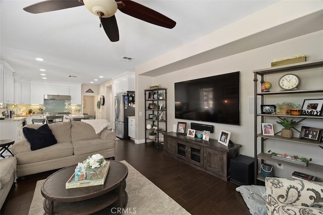 living area featuring a ceiling fan, dark wood-type flooring, recessed lighting, and visible vents