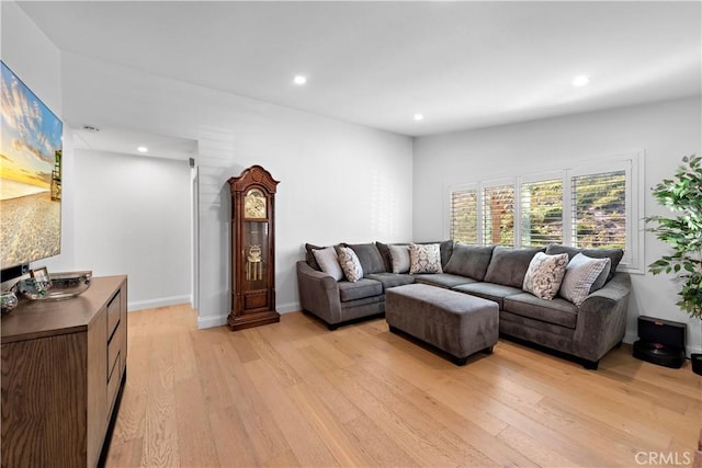 living area featuring light wood finished floors, recessed lighting, and baseboards