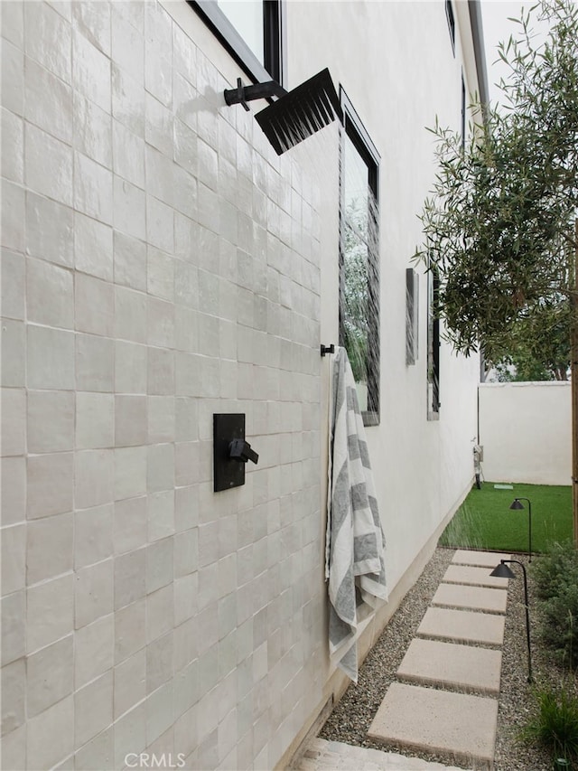 bathroom featuring tiled shower