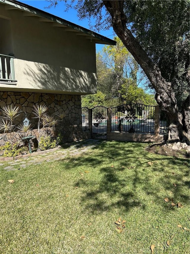 view of yard featuring fence