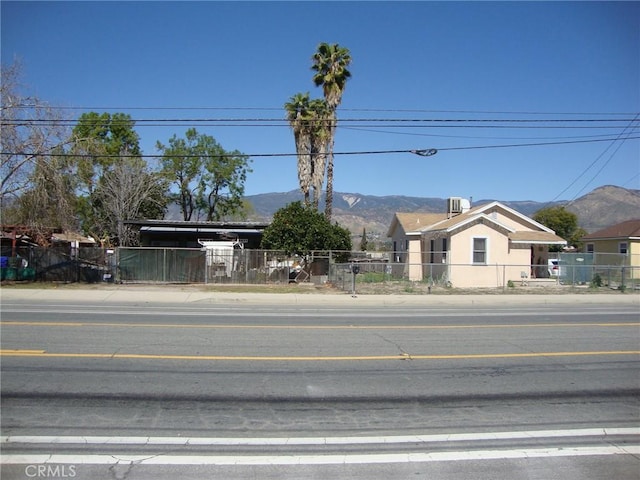 view of front of home featuring a mountain view and a fenced front yard