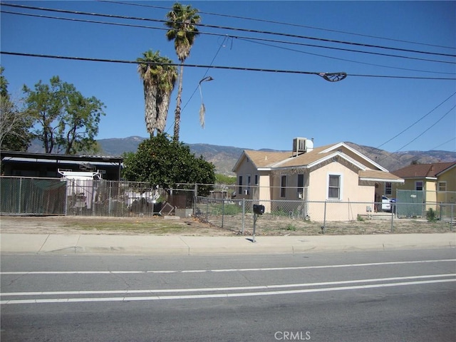 view of front facade with a mountain view and a fenced front yard