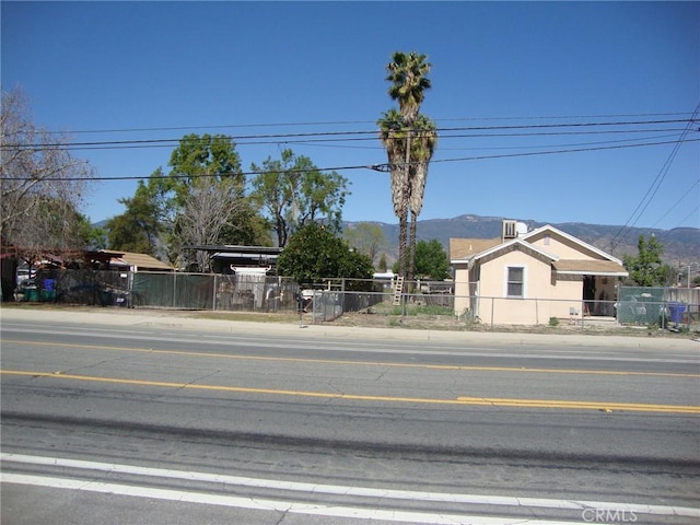 view of front of property with a mountain view and a fenced front yard