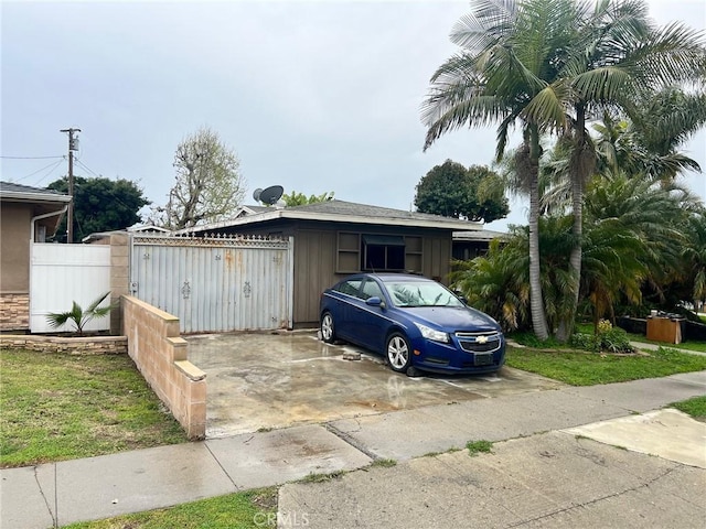 view of front facade featuring fence and driveway