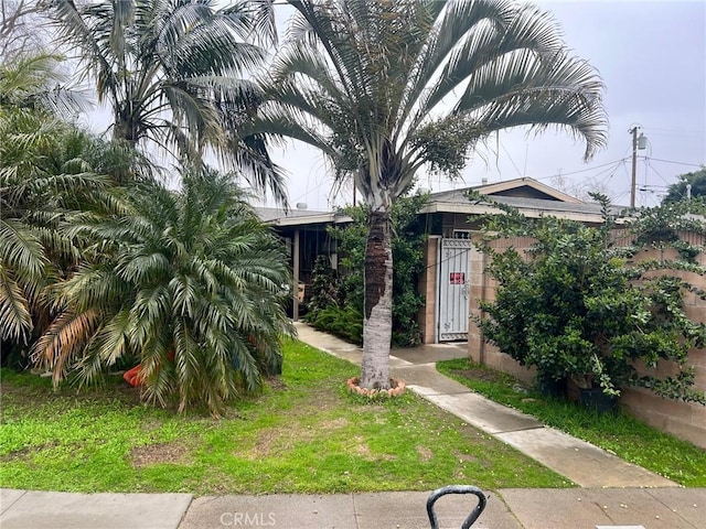 view of front of home with a front lawn