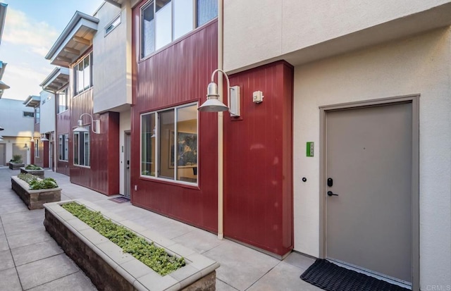 entrance to property with stucco siding