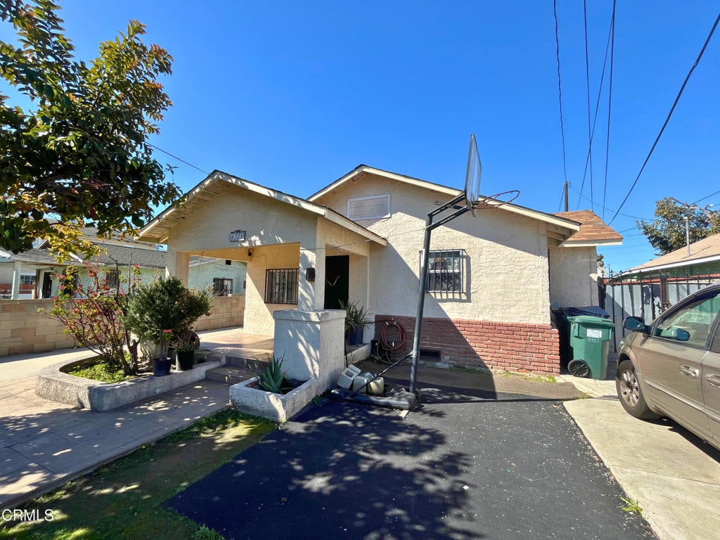 bungalow-style house featuring stucco siding