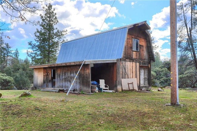 view of barn featuring a lawn