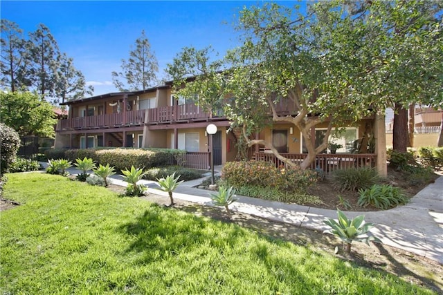 view of front facade featuring a front lawn and stucco siding