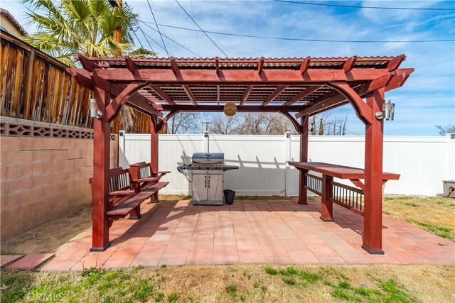 view of patio featuring a fenced backyard, a pergola, and grilling area