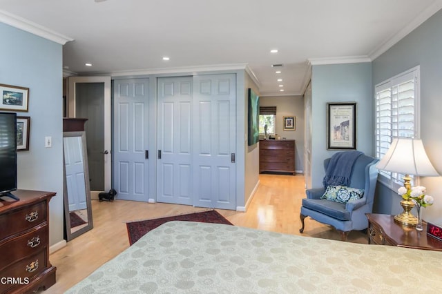 bedroom featuring crown molding, multiple windows, wood finished floors, and recessed lighting