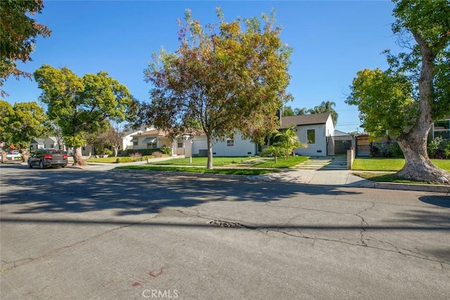 view of front facade featuring a front yard and fence