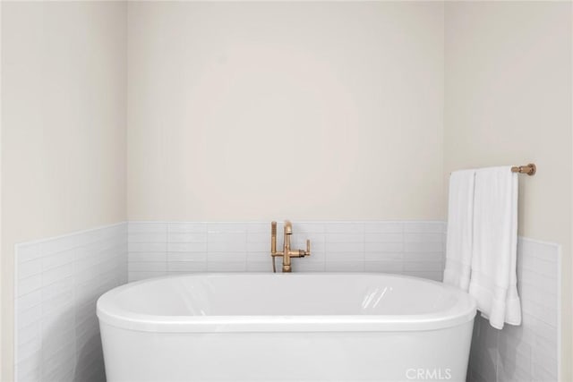 20 Balboa Cvs, Newport Beach, CA 92663 - full bath featuring a soaking tub