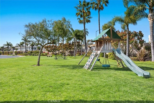 20 Balboa Cvs, Newport Beach, CA 92663 - communal playground with a yard