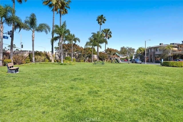 20 Balboa Cvs, Newport Beach, CA 92663 - view of yard with playground community