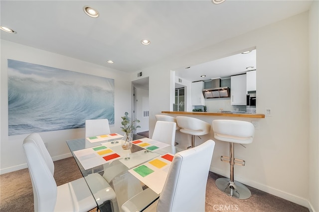 dining room with carpet flooring, recessed lighting, visible vents, and baseboards