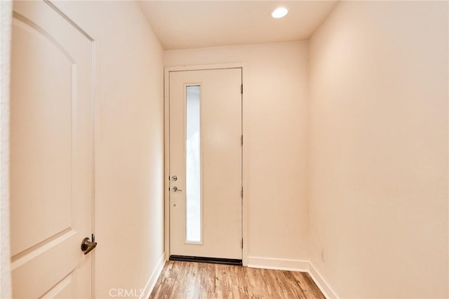 foyer with recessed lighting, baseboards, and light wood finished floors