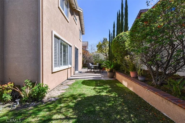 view of yard featuring a patio