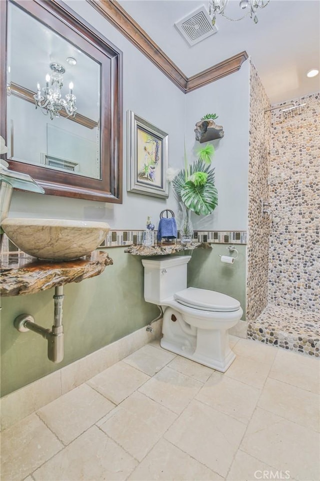 full bath with visible vents, a shower stall, crown molding, toilet, and an inviting chandelier