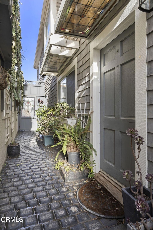 entrance to property featuring a patio area