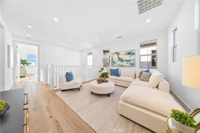 living room featuring visible vents, recessed lighting, baseboards, and light wood-style floors