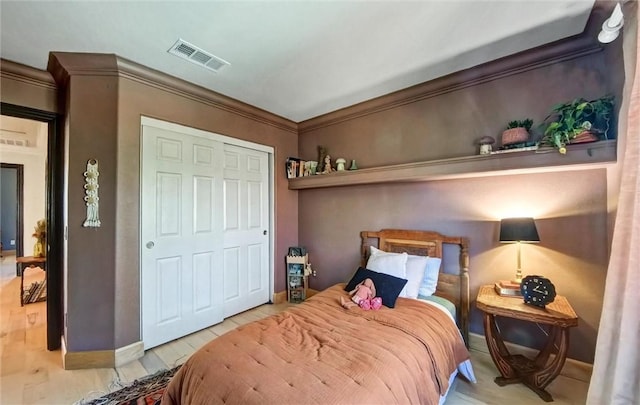 bedroom featuring visible vents, baseboards, and ornamental molding