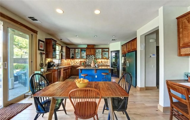 dining area featuring recessed lighting, light wood-style floors, visible vents, and baseboards