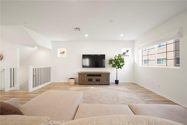 living room featuring visible vents, recessed lighting, baseboards, and wood finished floors