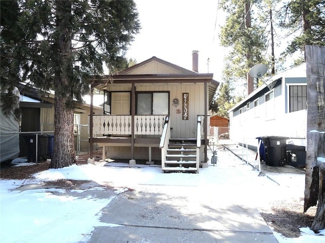 view of front facade with covered porch and fence