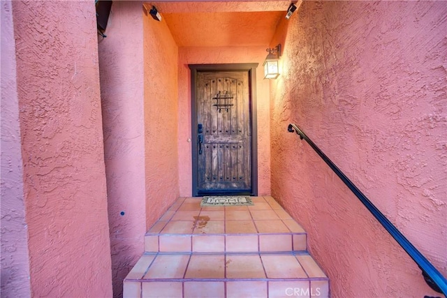 entrance to property with stucco siding