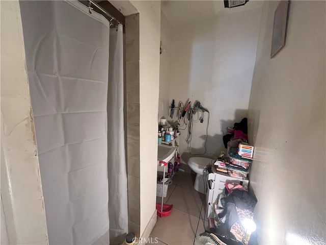 bathroom with tile patterned flooring, a shower with shower curtain, toilet, and visible vents