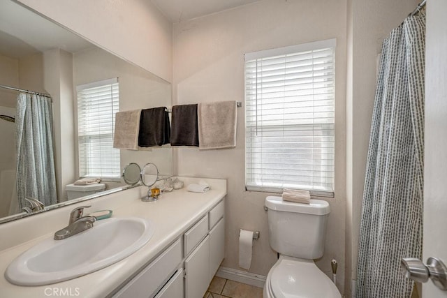 full bathroom featuring vanity, a shower with shower curtain, toilet, and baseboards