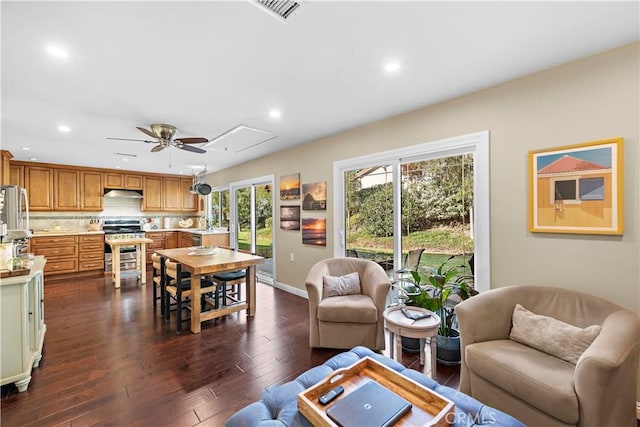 living area featuring visible vents, dark wood-type flooring, baseboards, recessed lighting, and a ceiling fan