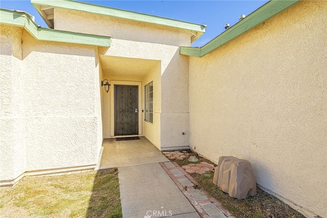 property entrance featuring stucco siding