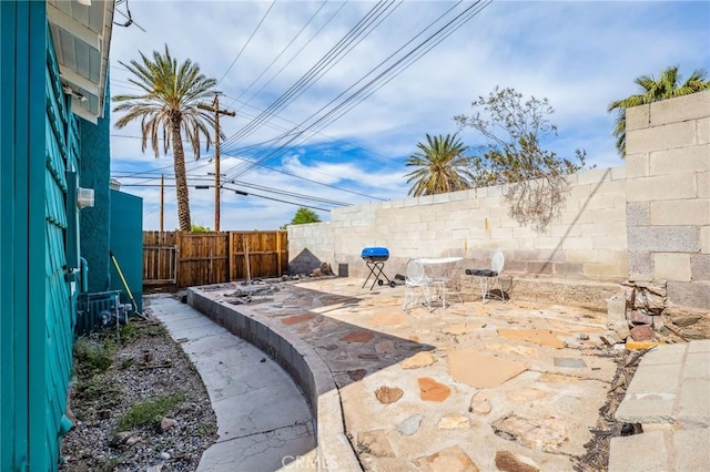 401 Cibola St, Needles, CA 92363 - fenced backyard with a patio