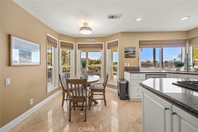 dining room with visible vents, recessed lighting, and baseboards