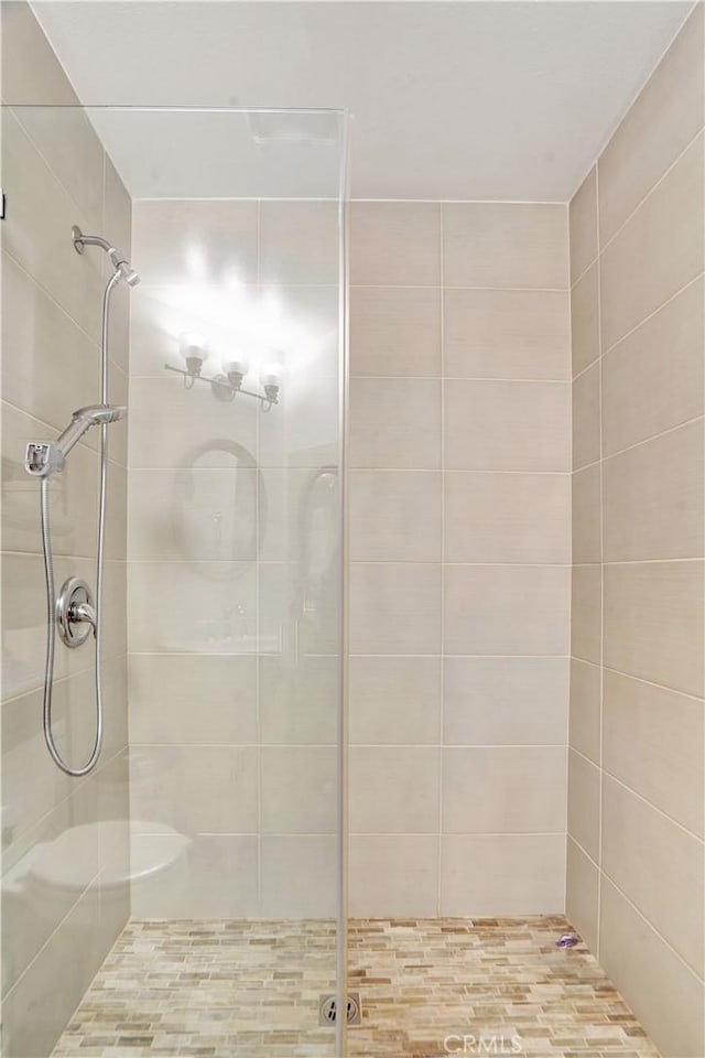 bathroom featuring tiled shower