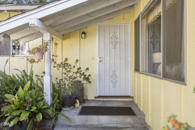 property entrance with stucco siding