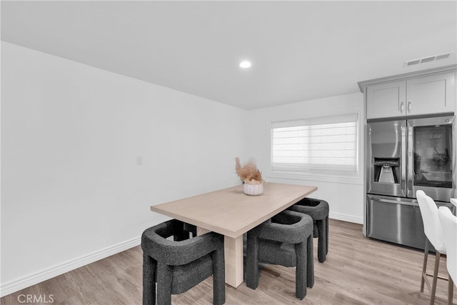 dining space featuring recessed lighting, visible vents, light wood-style flooring, and baseboards