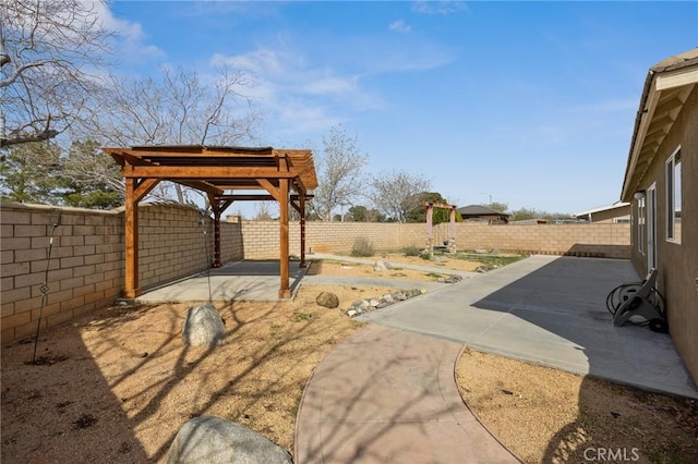 view of yard featuring a patio area, a pergola, and a fenced backyard