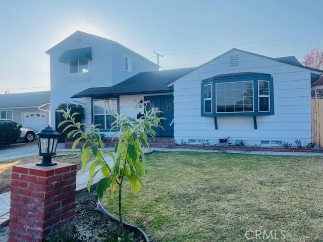 view of front of home featuring crawl space and a front lawn