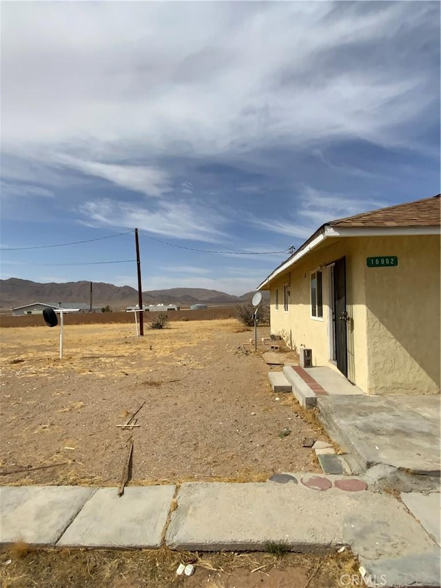 view of yard featuring a mountain view