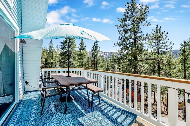 deck with outdoor dining space