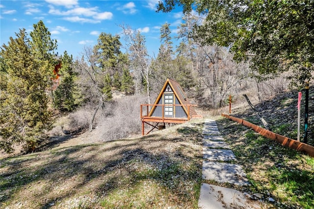 view of yard featuring a wooded view