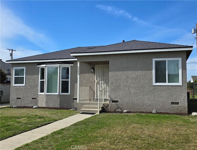 bungalow featuring stucco siding, a front lawn, and crawl space