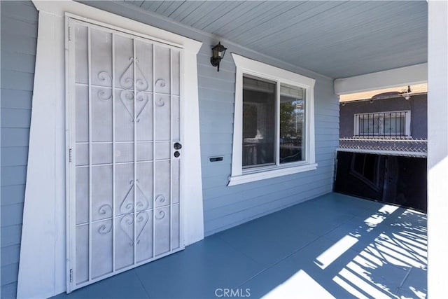 property entrance featuring a porch