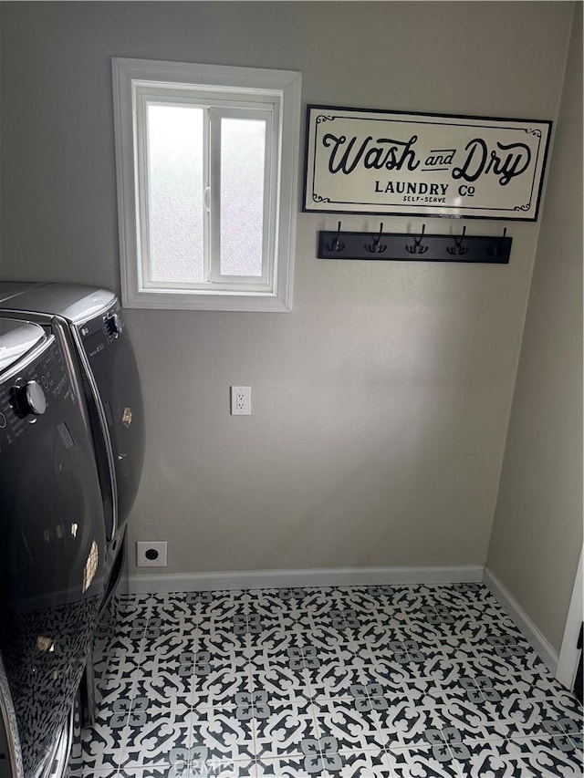 washroom featuring laundry area, baseboards, and independent washer and dryer