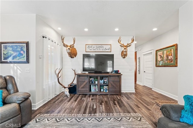 living area featuring dark wood finished floors, recessed lighting, and baseboards